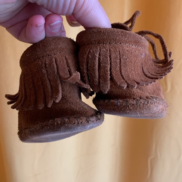 Minnetonka  Kids' Classic Fringe Softsole Boot - Picture 4 of 8